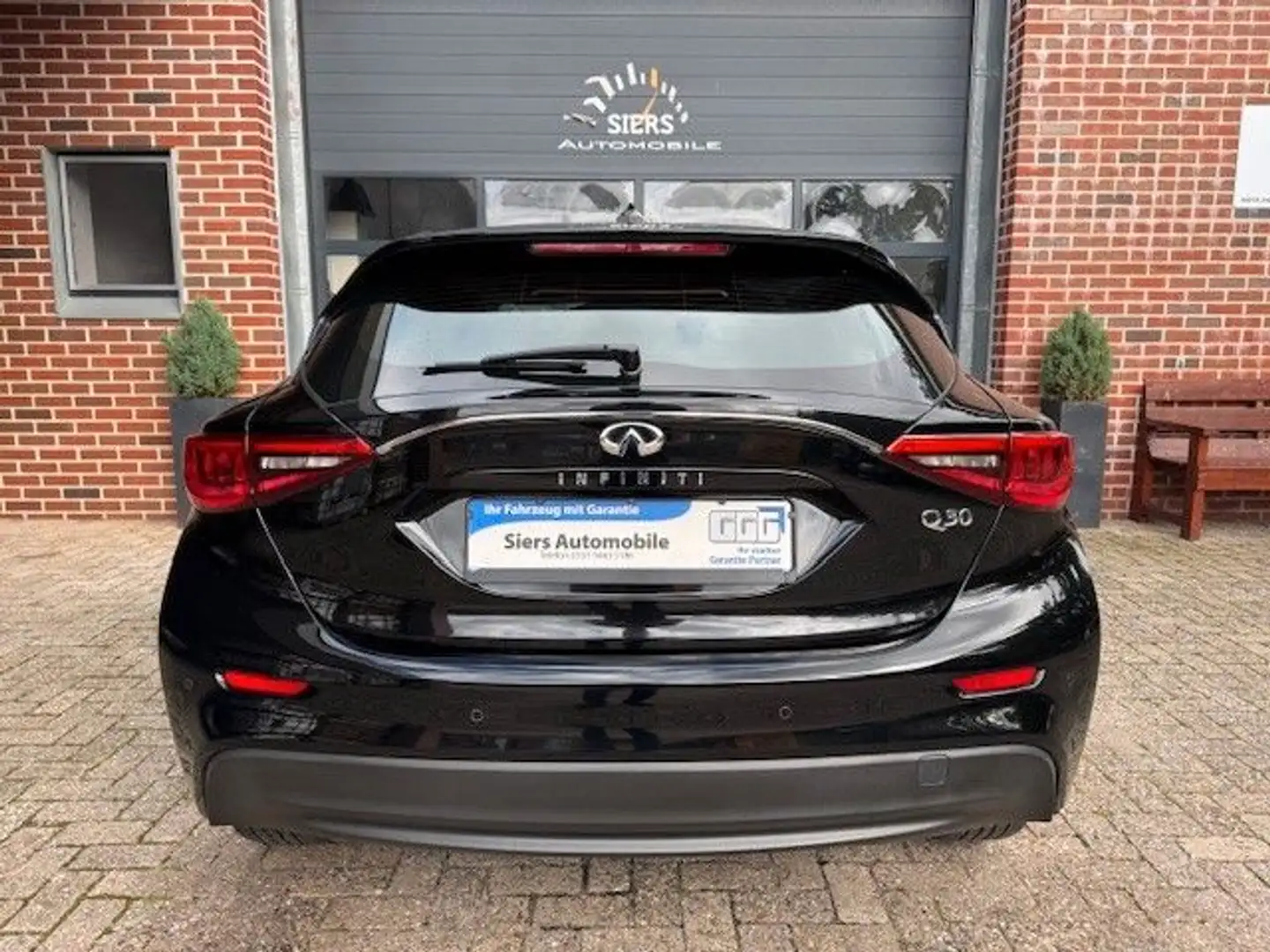 Infiniti Q30 1.5D AUTOM,NAVI,SITZHEIZUNG,DAB Schwarz - 2