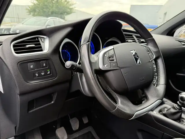 DS Automobiles DS 4 view 5