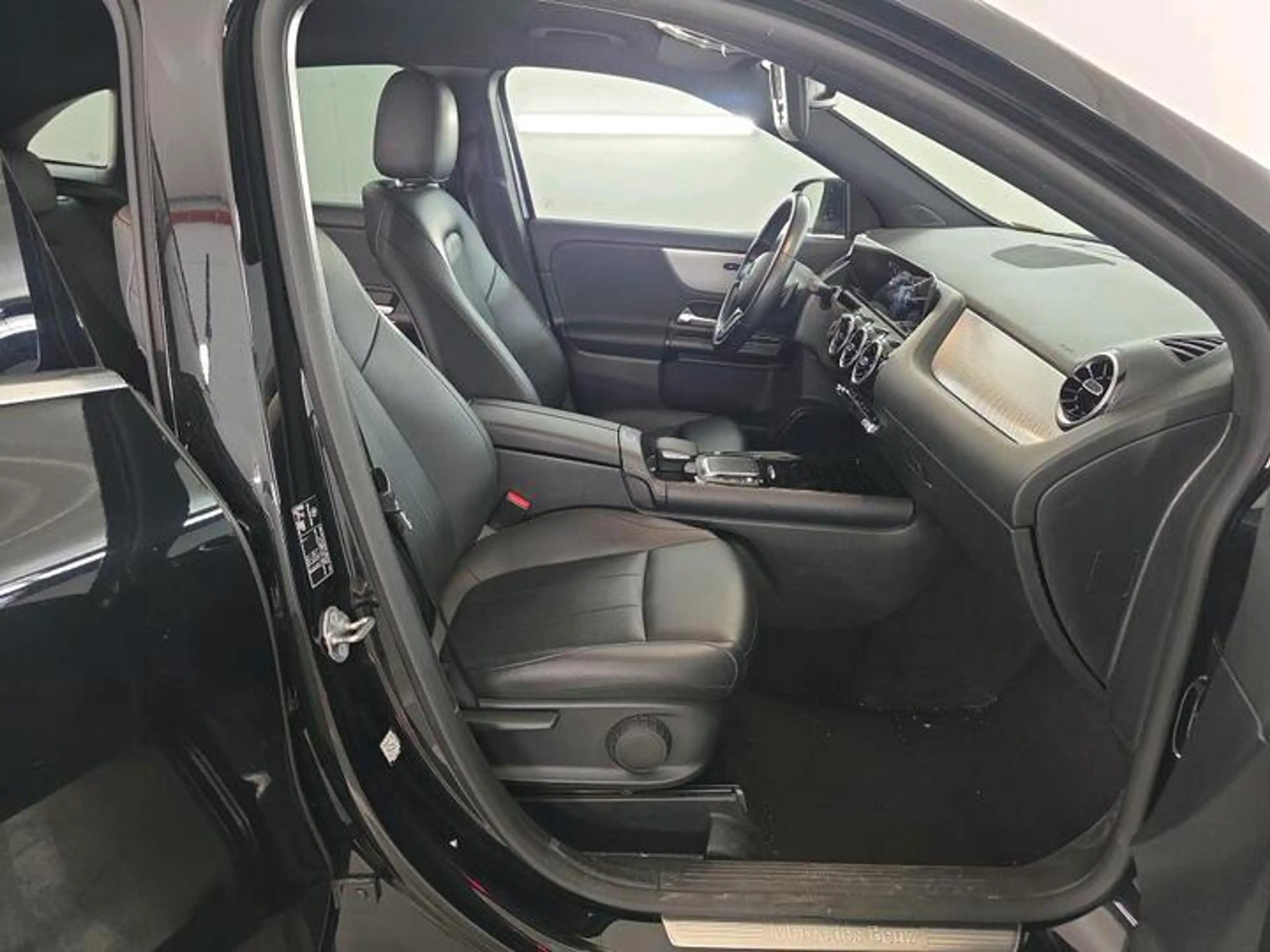 Mercedes-Benz GLA 180 d 8GTronic *LED-NAVI-CUIR-CAMERA-PARKTRONIC* — photo 7