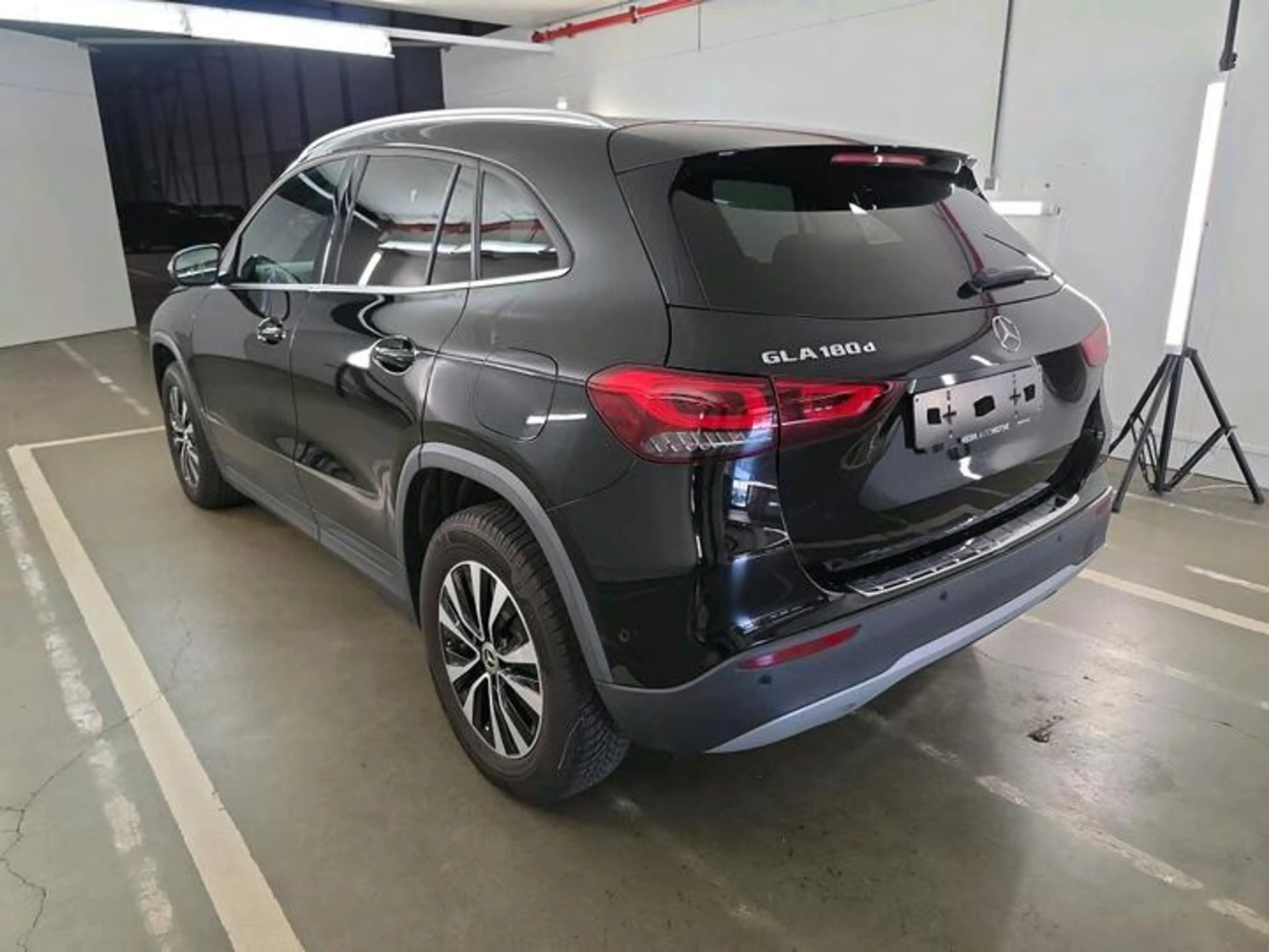 Mercedes-Benz GLA 180 d 8GTronic *LED-NAVI-CUIR-CAMERA-PARKTRONIC* — photo 4