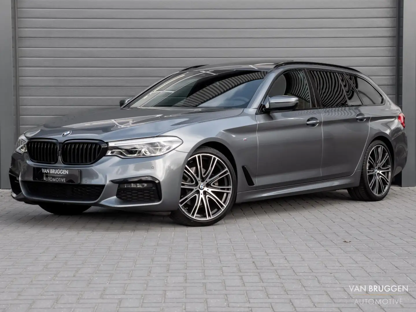 BMW 520 5-serie Touring 520i M-Sport Pano Individual 20" T Grijs - 1