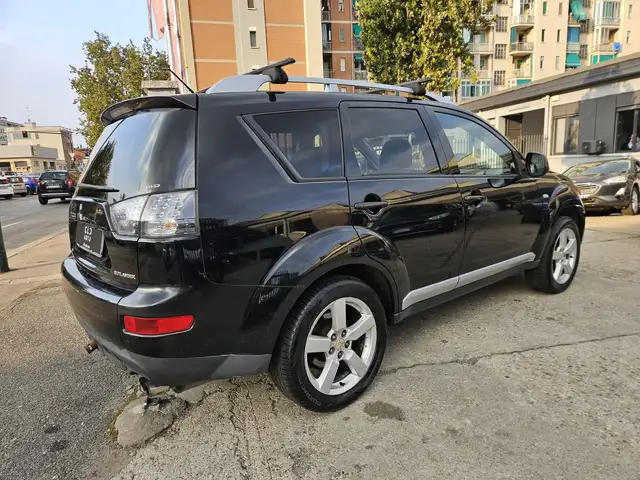 Mitsubishi Outlander view 3