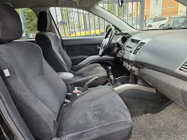 Mitsubishi Outlander view 9
