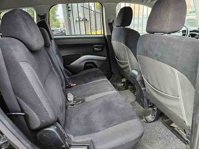 Mitsubishi Outlander view 10