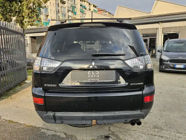 Mitsubishi Outlander view 4
