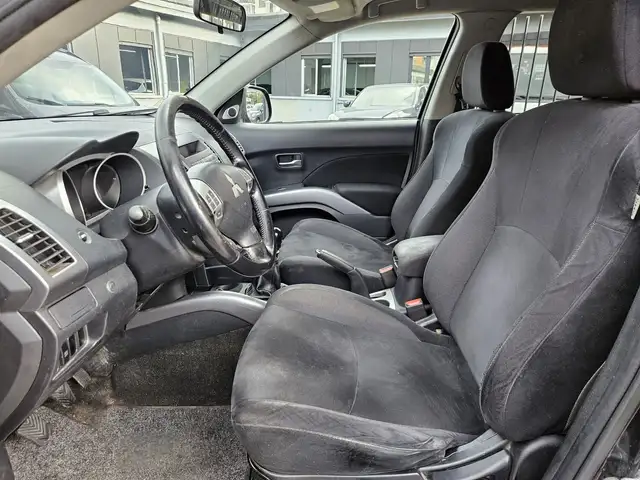 Mitsubishi Outlander view 6