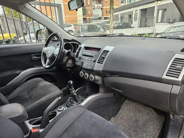 Mitsubishi Outlander view 8