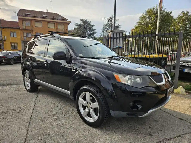Mitsubishi Outlander view 2