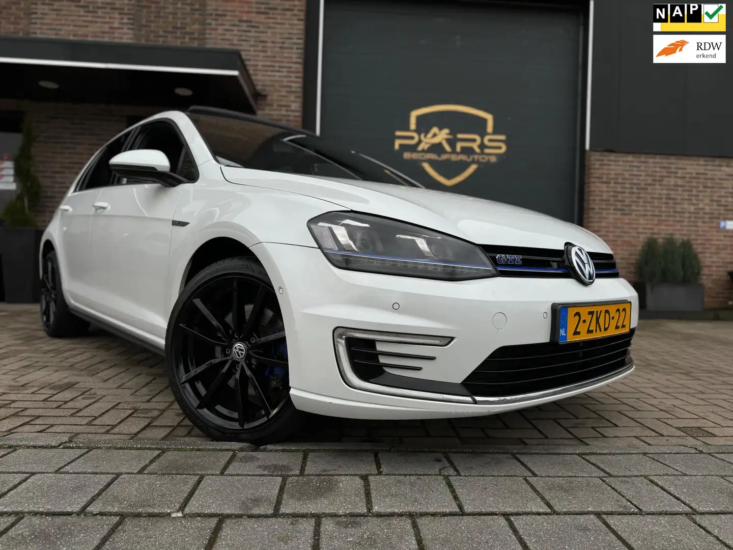 Volkswagen Golf GTE Volkswagen Golf 1.4 TSI DSG Hybride 150PK Panorama Wit - 1