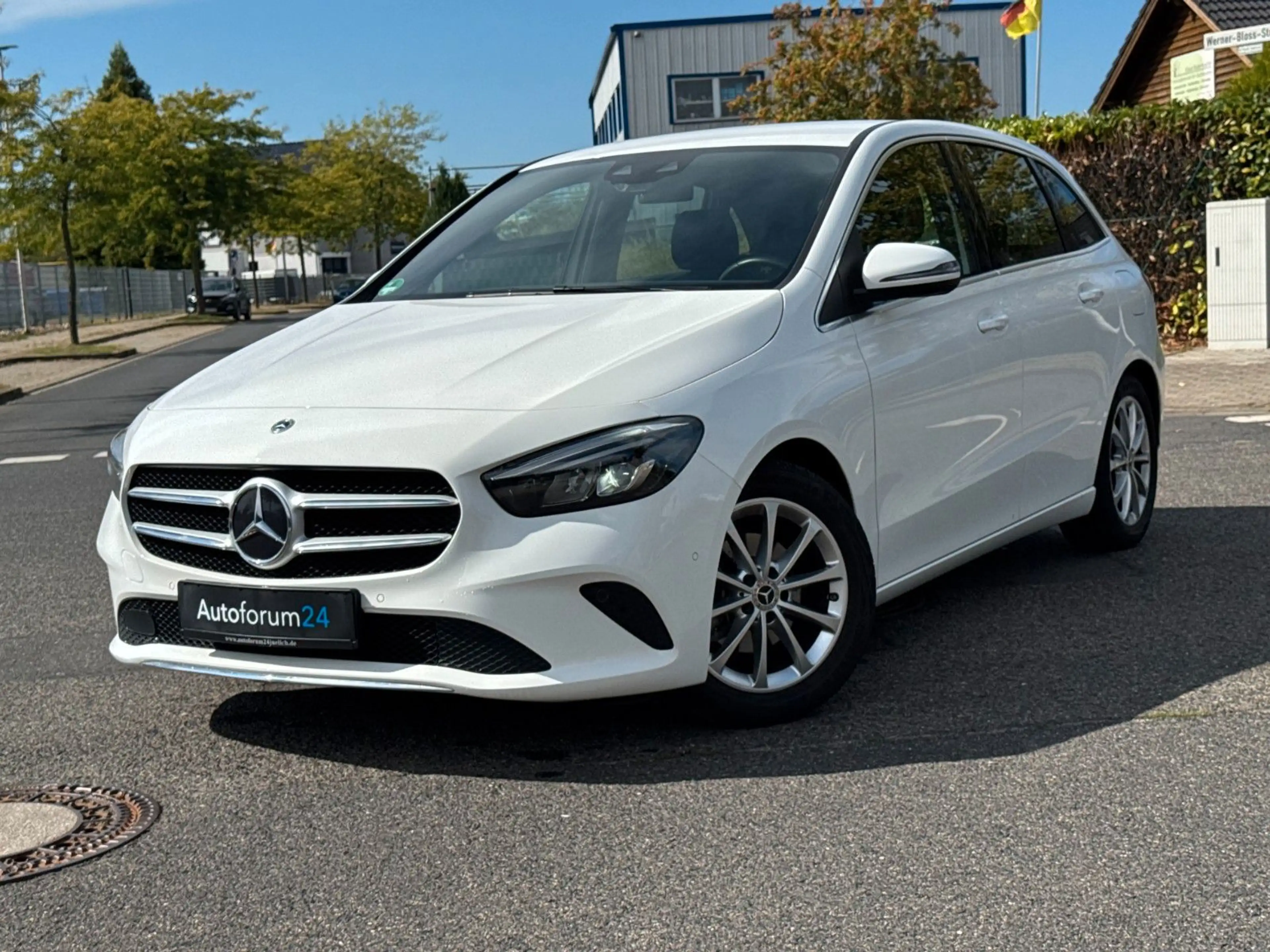 Mercedes-Benz B 180 *CarPlay*Navi*ACC*SHZ*PDC*Leder*