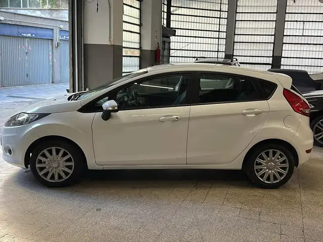 2010 Ford Fiesta in White for sale
