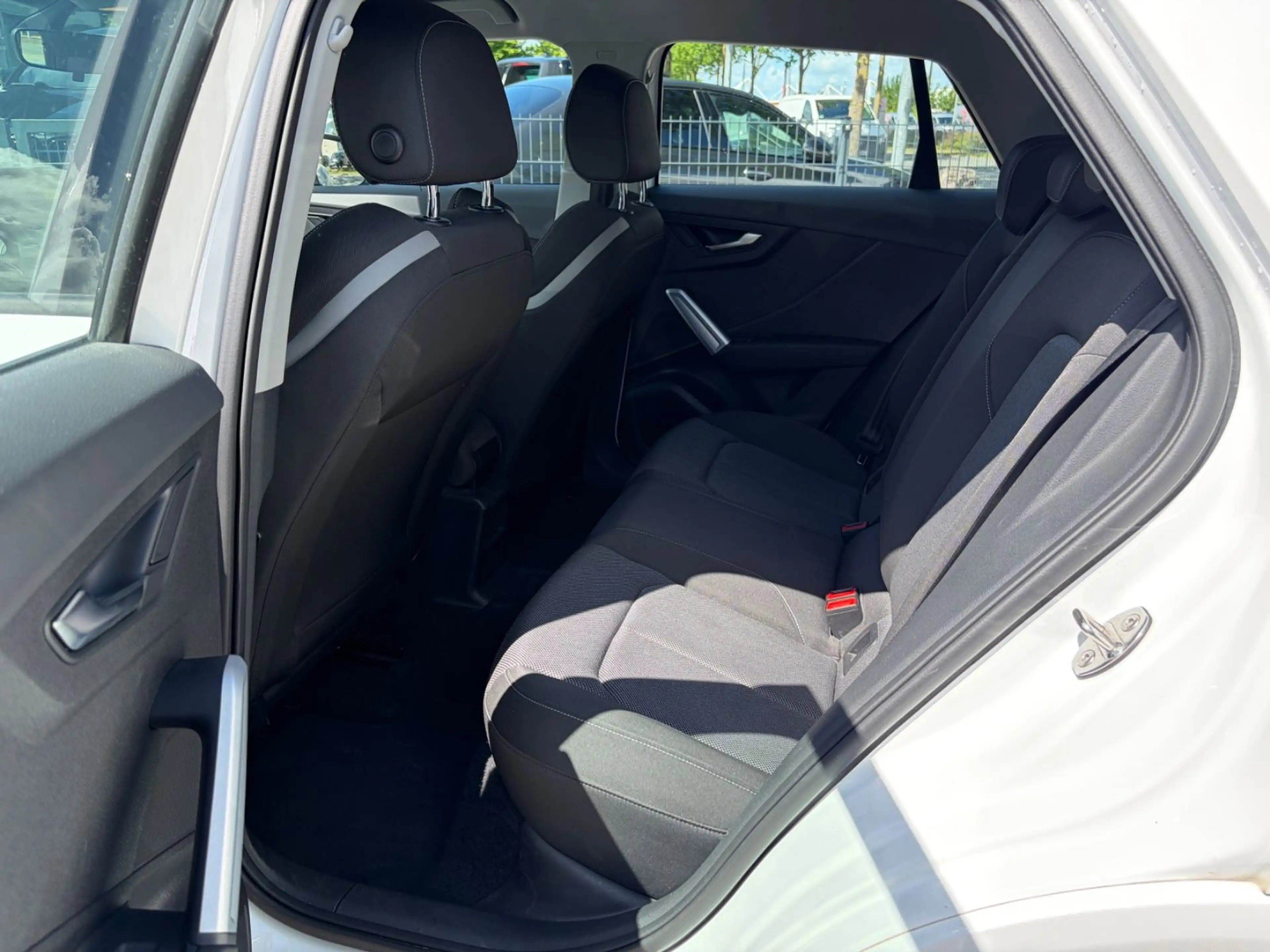 Audi Q2 35 2.0 TDI sport LED Tempomat AHK PDC S-Heft — photo 13