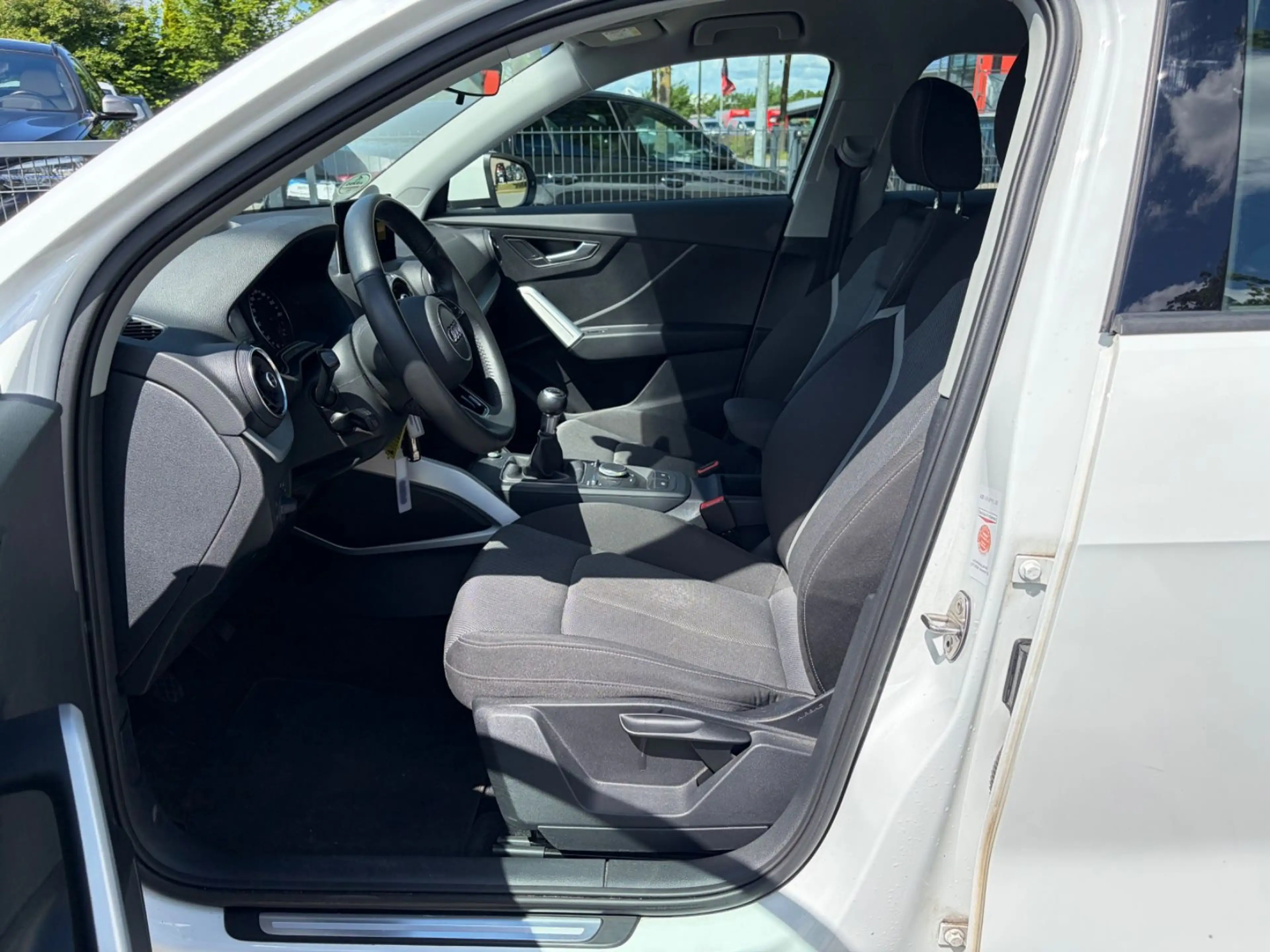 Audi Q2 35 2.0 TDI sport LED Tempomat AHK PDC S-Heft — photo 11