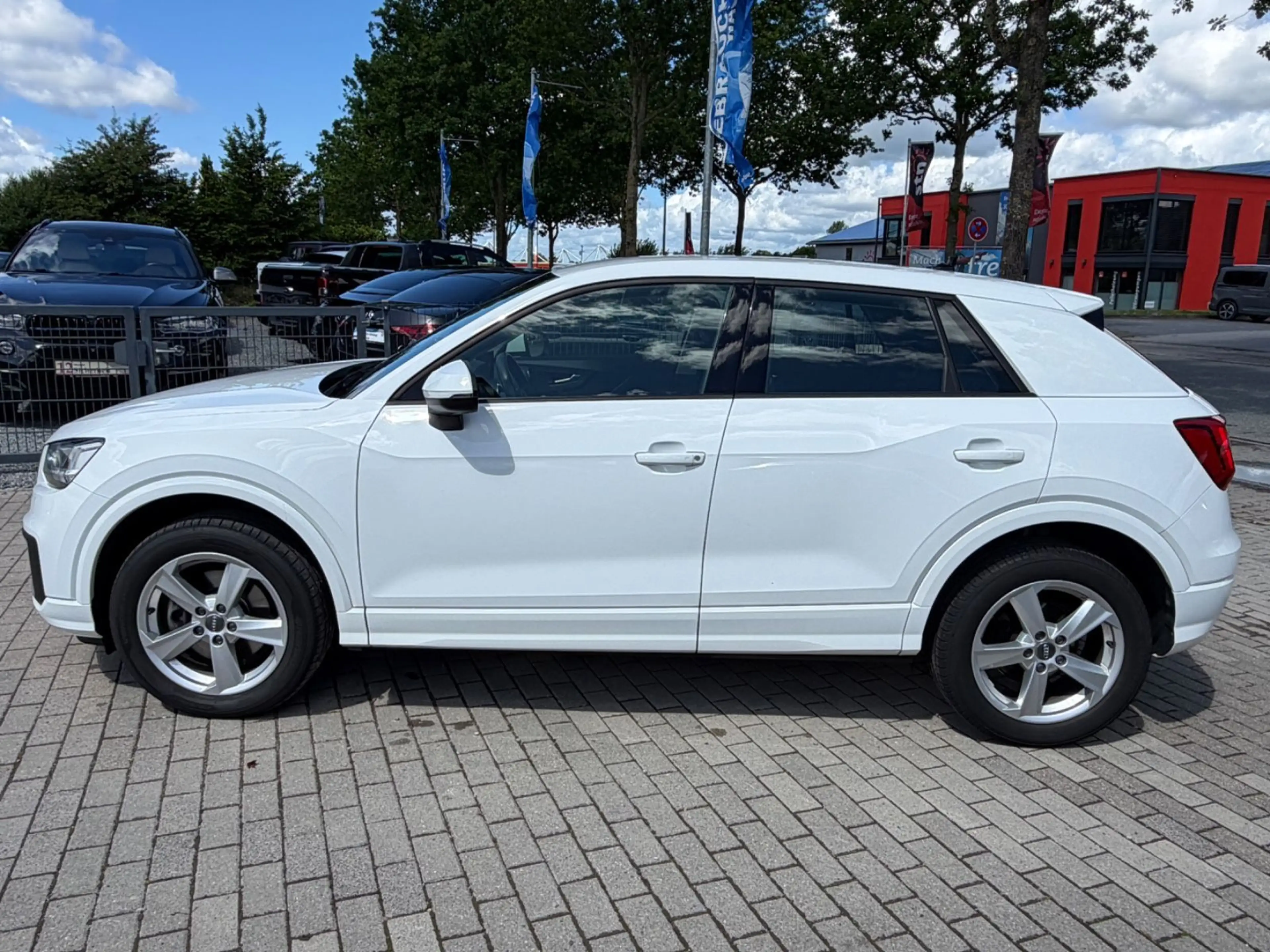 Audi Q2 35 2.0 TDI sport LED Tempomat AHK PDC S-Heft — photo 10