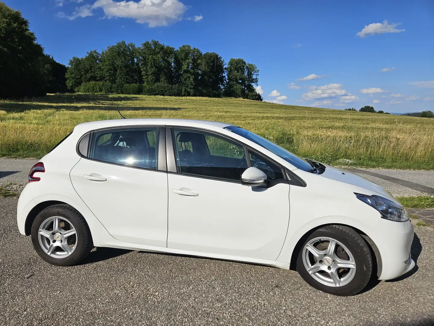 Peugeot 208 208 Active 1,6 e-HDI 92 FAPActive Weiß - 1
