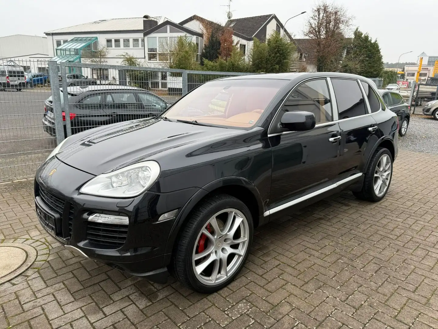 Porsche Cayenne GTS Schwarz - 1