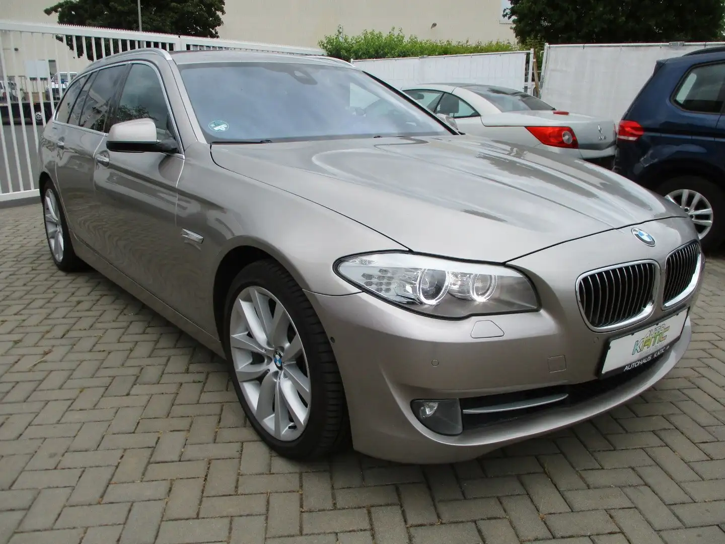 BMW 535 Touring xDrive Stříbrná - 2