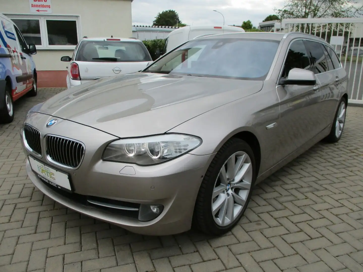 BMW 535 Touring xDrive Stříbrná - 1