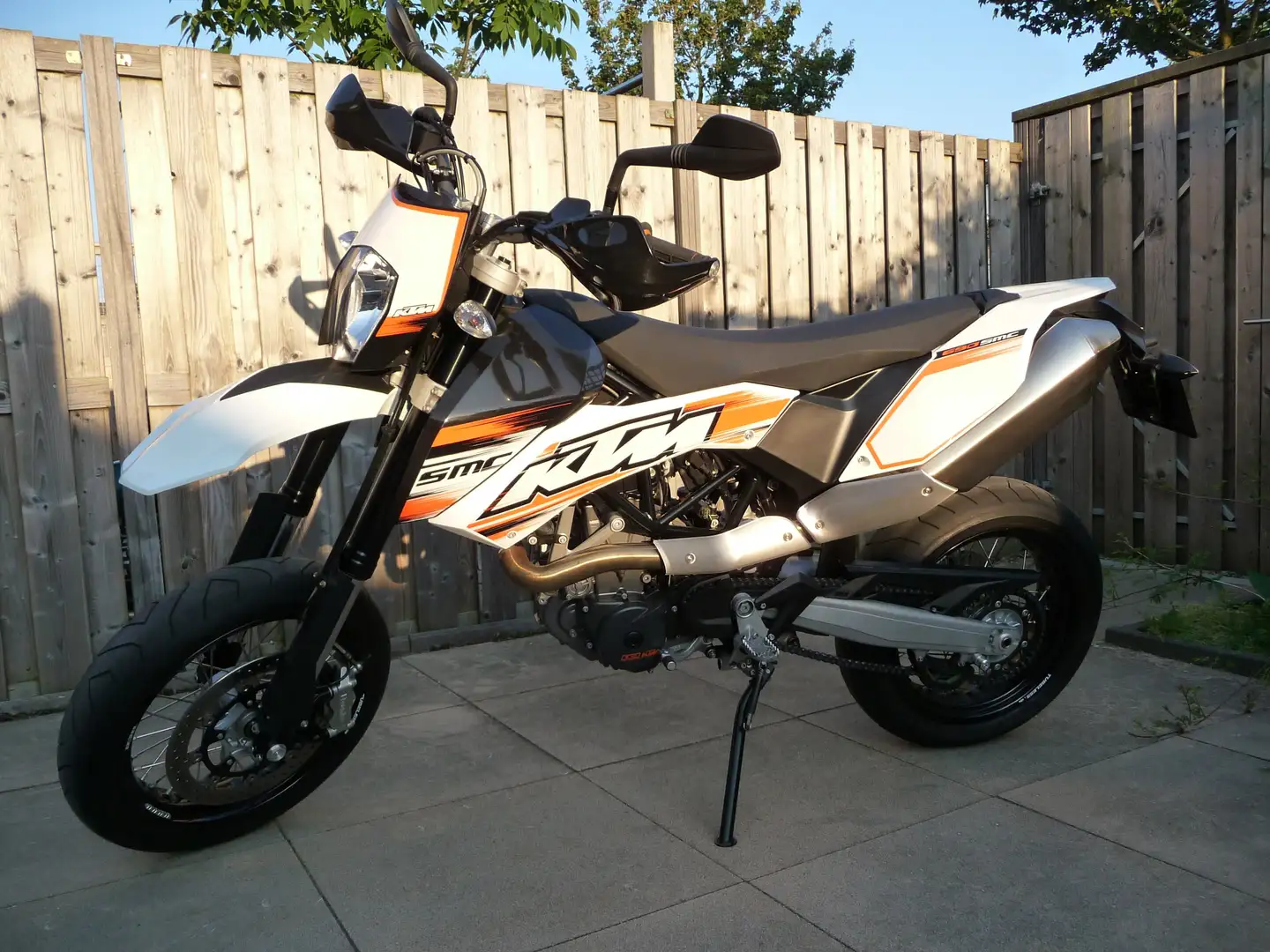 KTM 690 SMC Černá - 1
