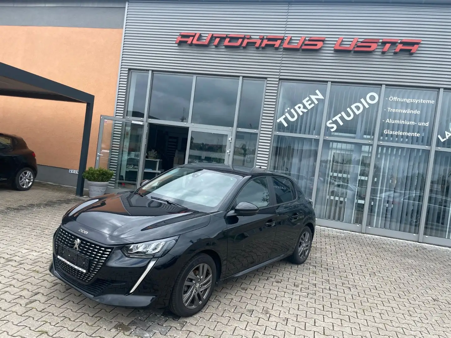 Peugeot 208 Active Pack Schwarz - 2