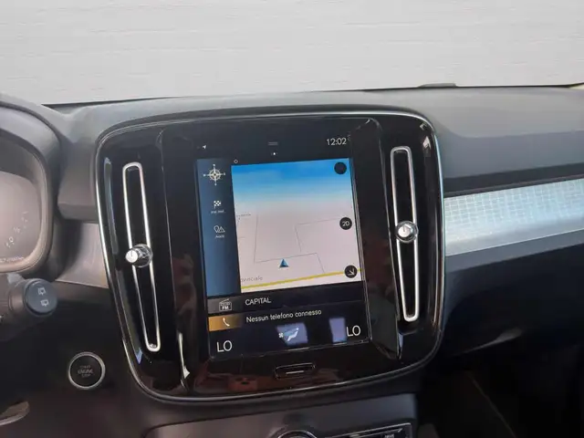 Volvo XC40 view 11