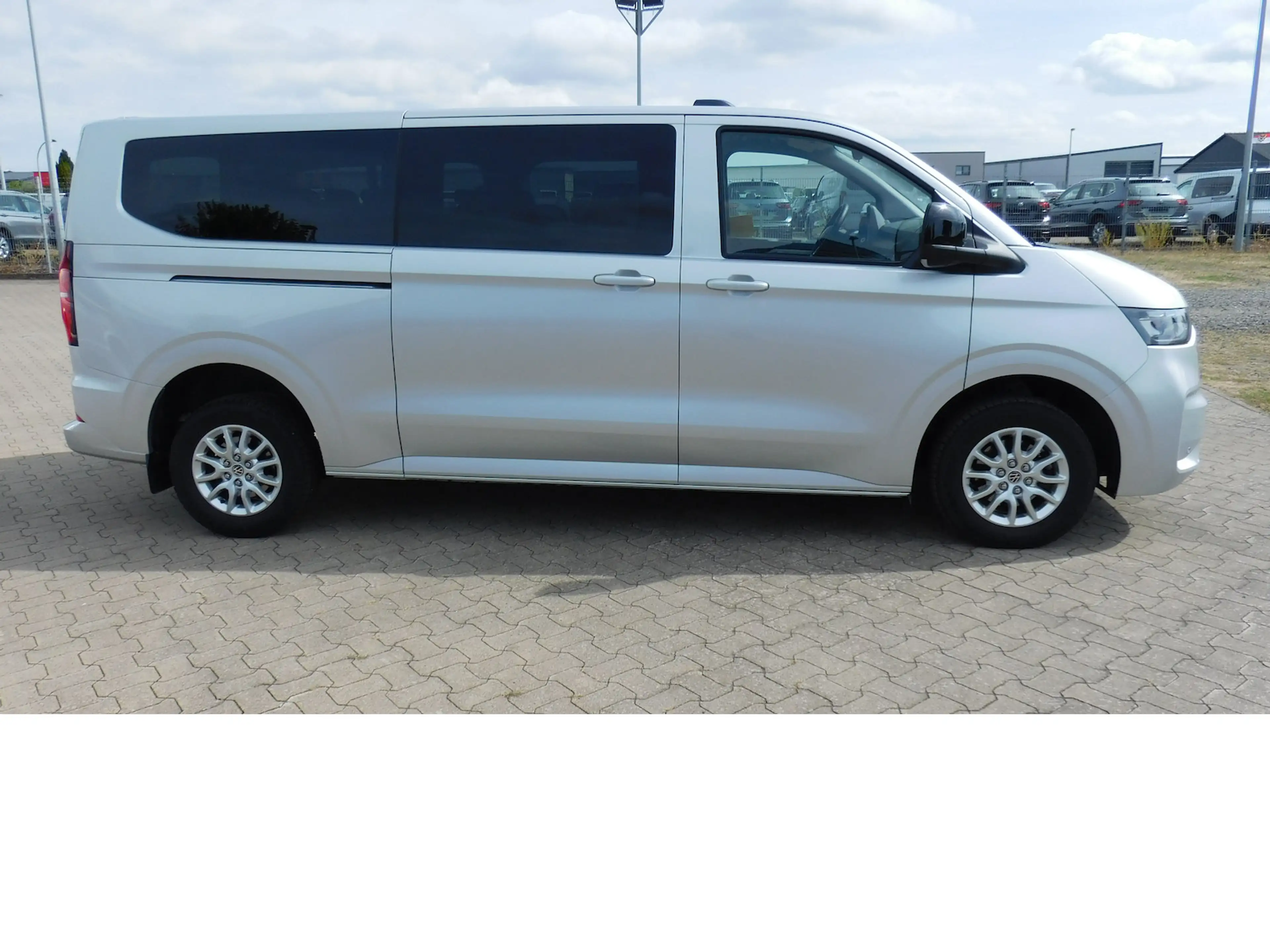 Volkswagen T7 Caravelle 2.0 Lang LifeTDI 9 Sitze Navi Klima — photo 2