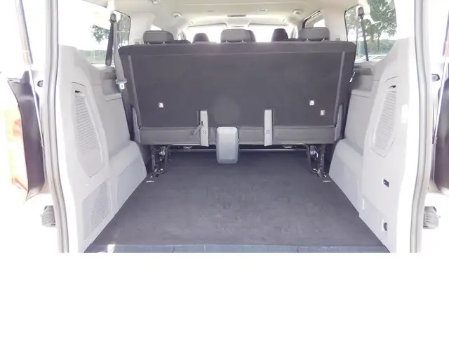 Volkswagen Caravelle view 8