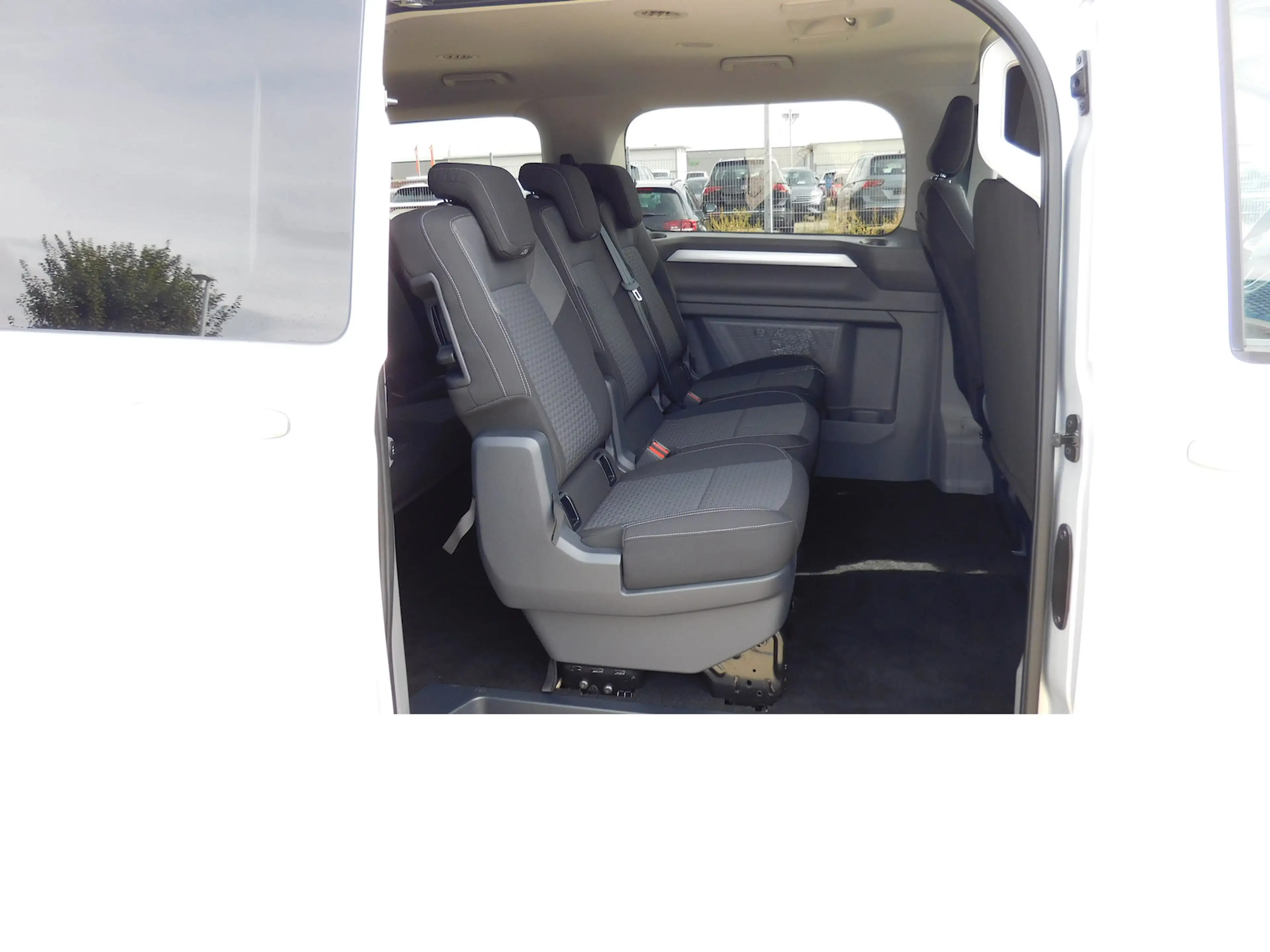 Volkswagen T7 Caravelle 2.0 Lang LifeTDI 9 Sitze Navi Klima — photo 6