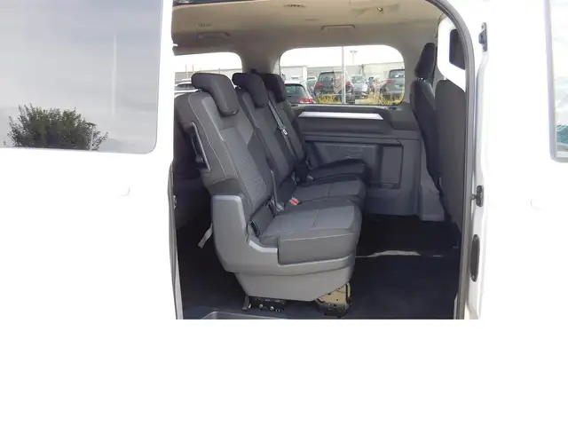 Volkswagen Caravelle view 6