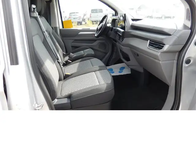 Volkswagen Caravelle view 10