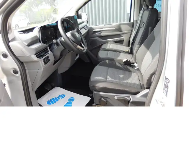 Volkswagen Caravelle view 9