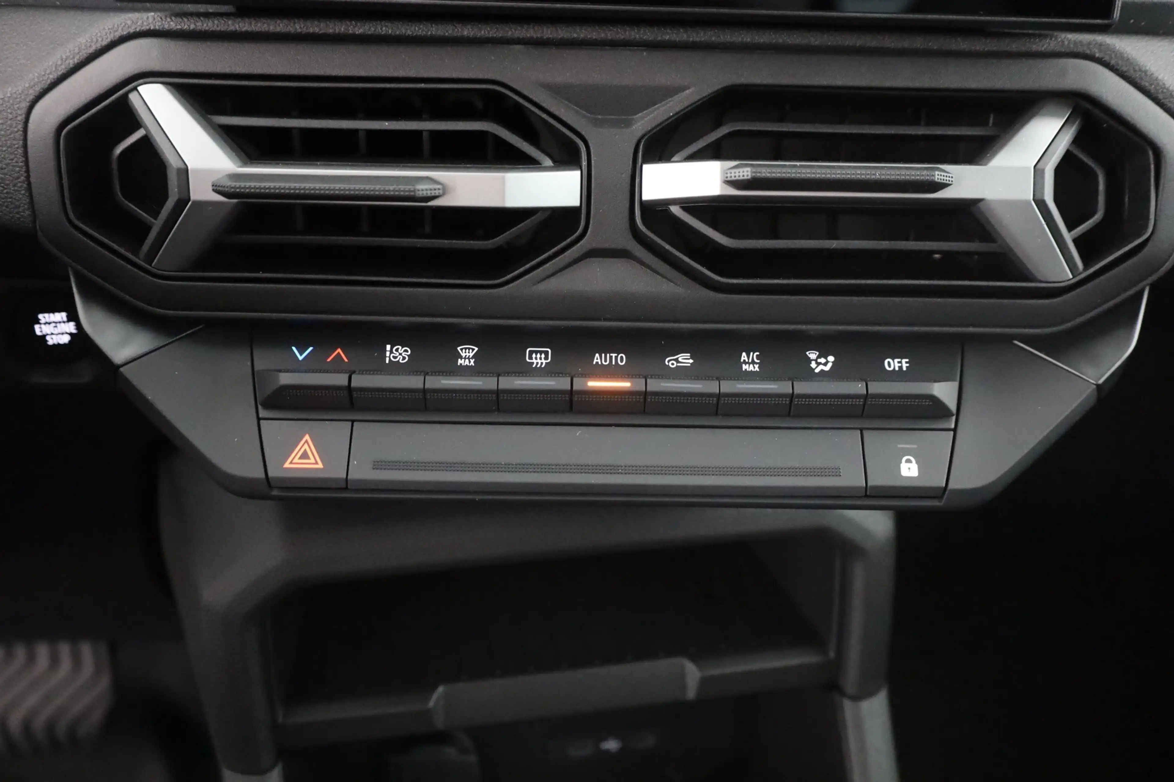 Dacia Duster Hybrid 155 Aut. LED ACC Navi — photo 13