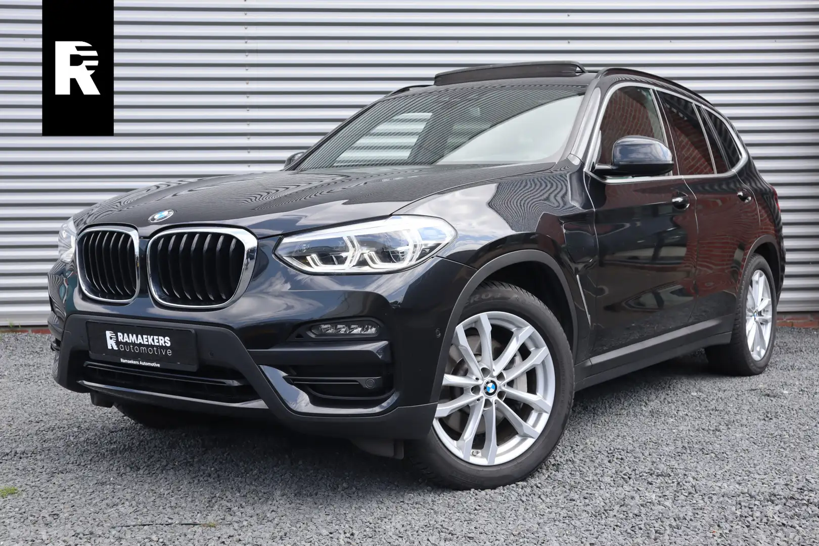 BMW X3 xDrive30e Pano / Trekhaak / 19inch / Camera / LED Zwart - 1