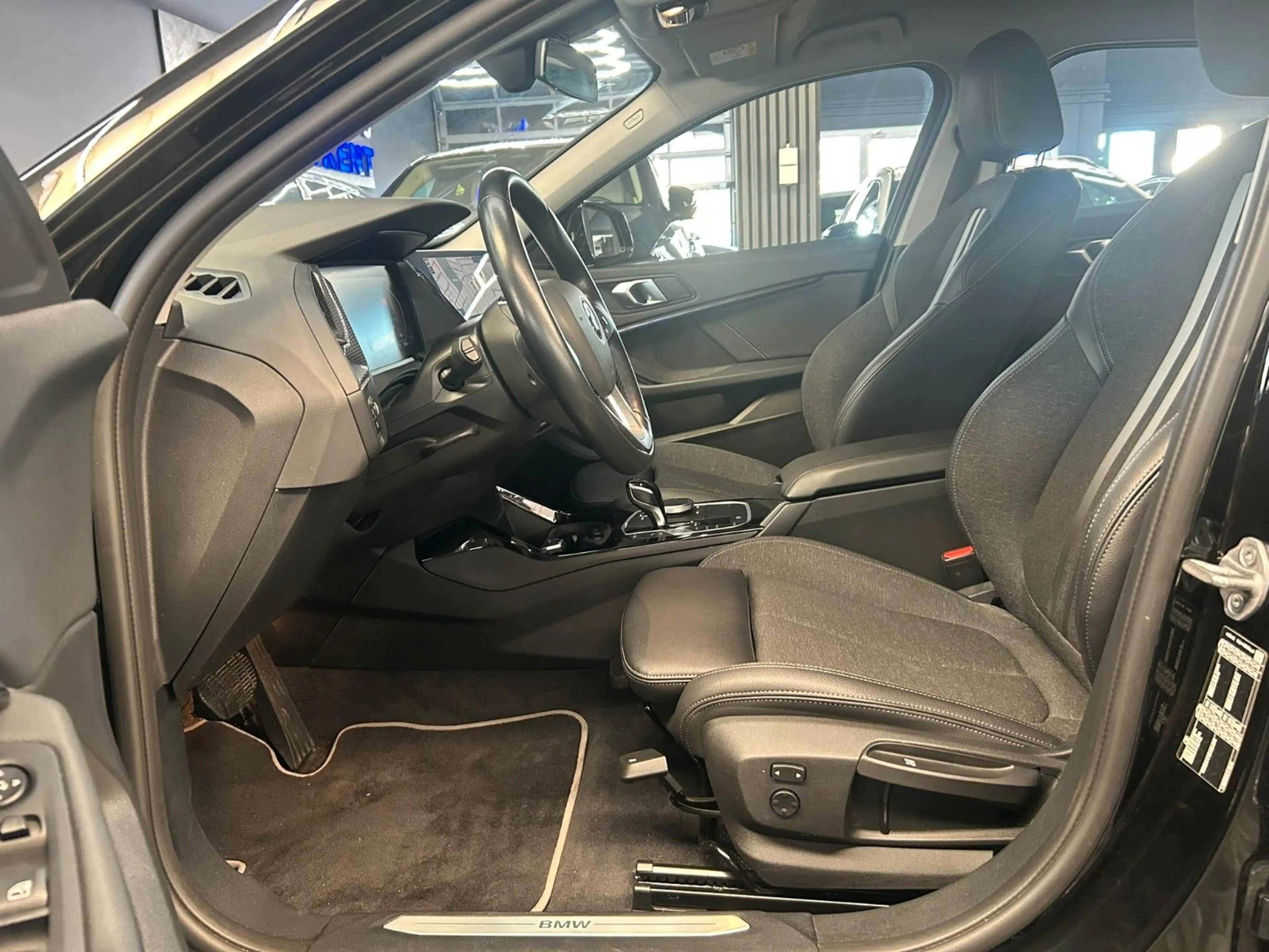 BMW 118 d SPORT LINE*LED*LIVE COCKPIT*SHZ*PDC*ALU* — photo 13