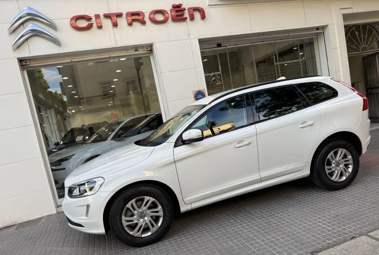 Volvo XC60 D3 Momentum 150 Blanco - 2