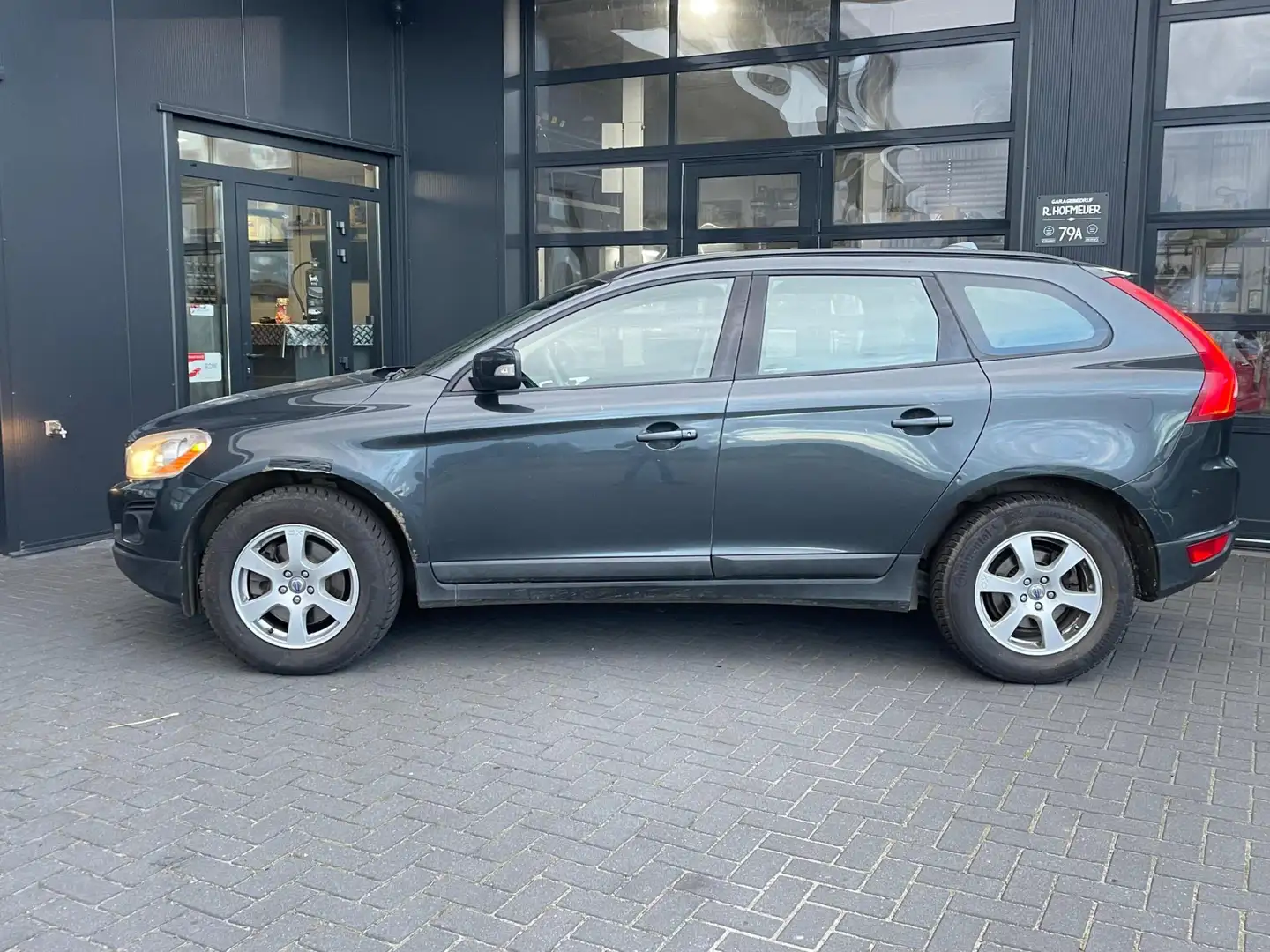 Volvo XC60 2.4D AWD Kinetic |NAP | AWD Gris - 2