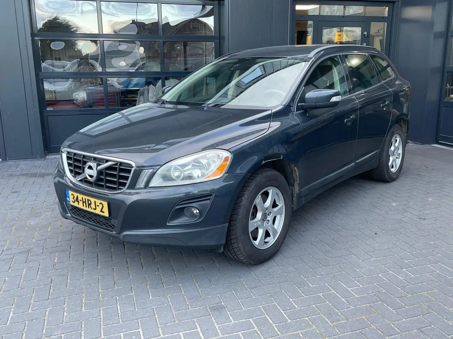 Volvo XC60 2.4D AWD Kinetic |NAP | AWD Gris - 1