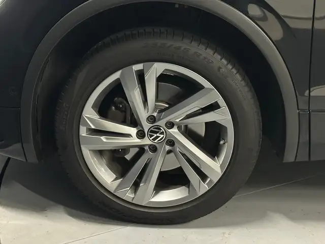 Volkswagen Tiguan Allspace view 8