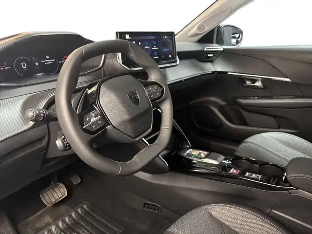 Peugeot 208 view 11