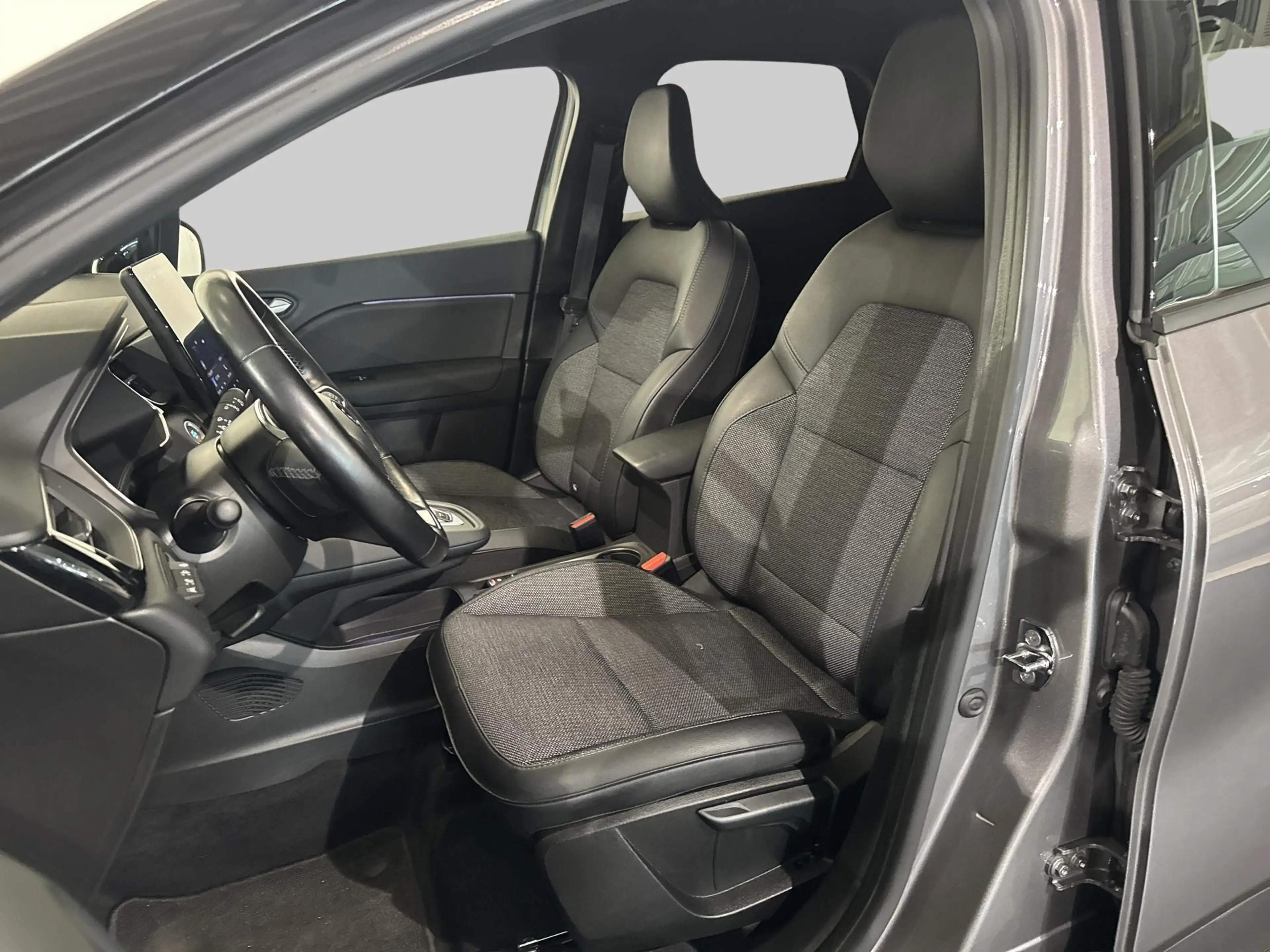 Renault Captur 1.6 E-Tech Hybrid 145 Rive Gauche — photo 12