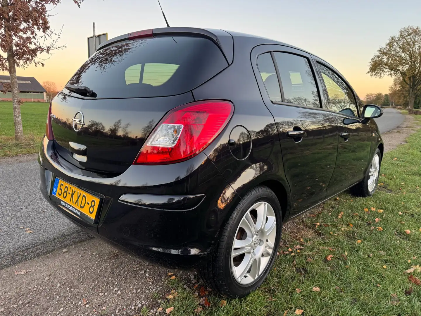 Opel Corsa 1.4-16V Cosmo 1ste eigenaar, compleet onderhouden Noir - 2