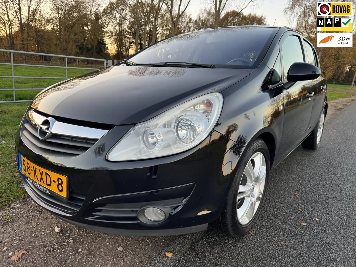 Opel Corsa 1.4-16V Cosmo 1ste eigenaar, compleet onderhouden Noir - 1