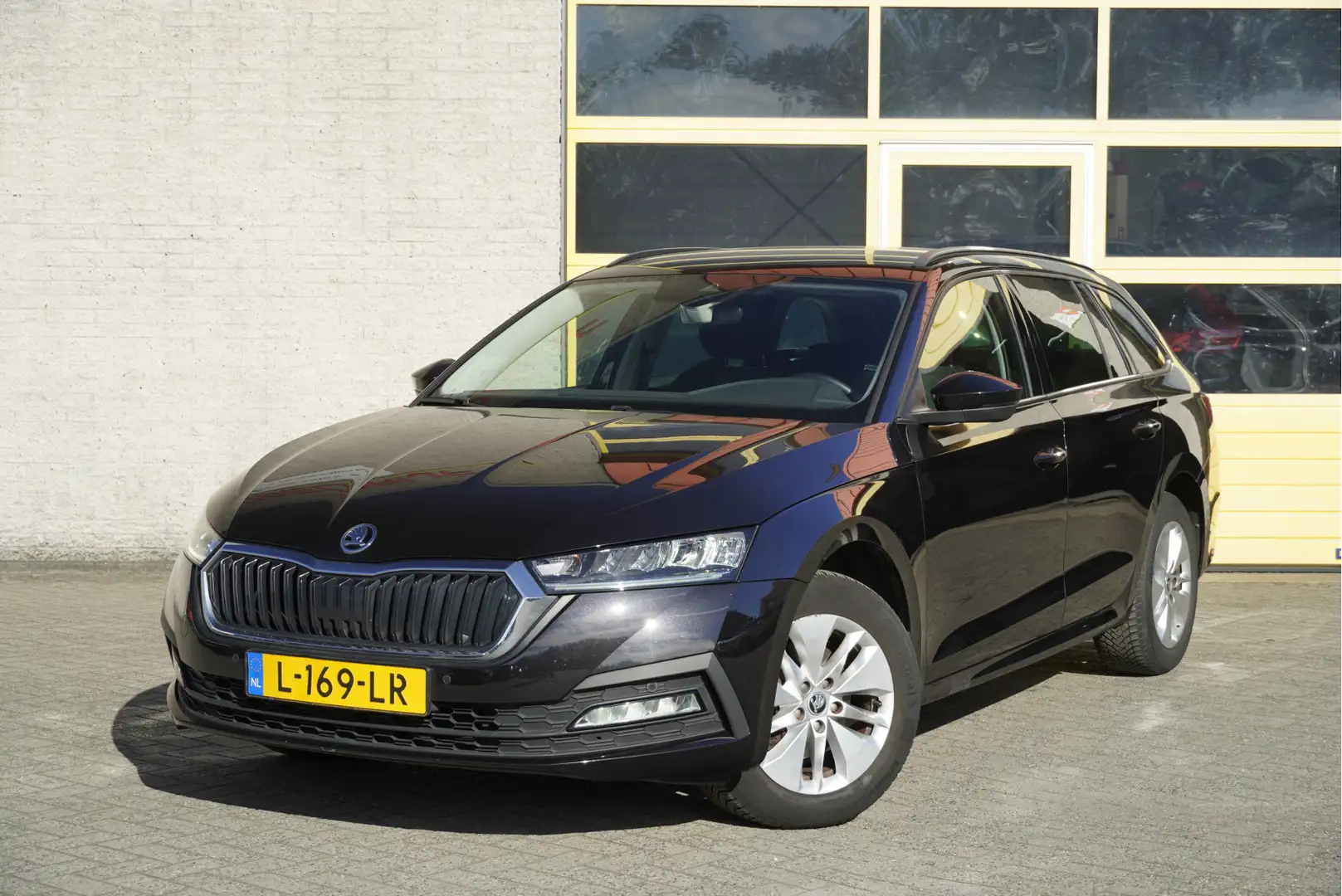 Skoda Octavia Combi 1.0 TSI Business Edition BJ2021 Lmv 16" | Le Noir - 1