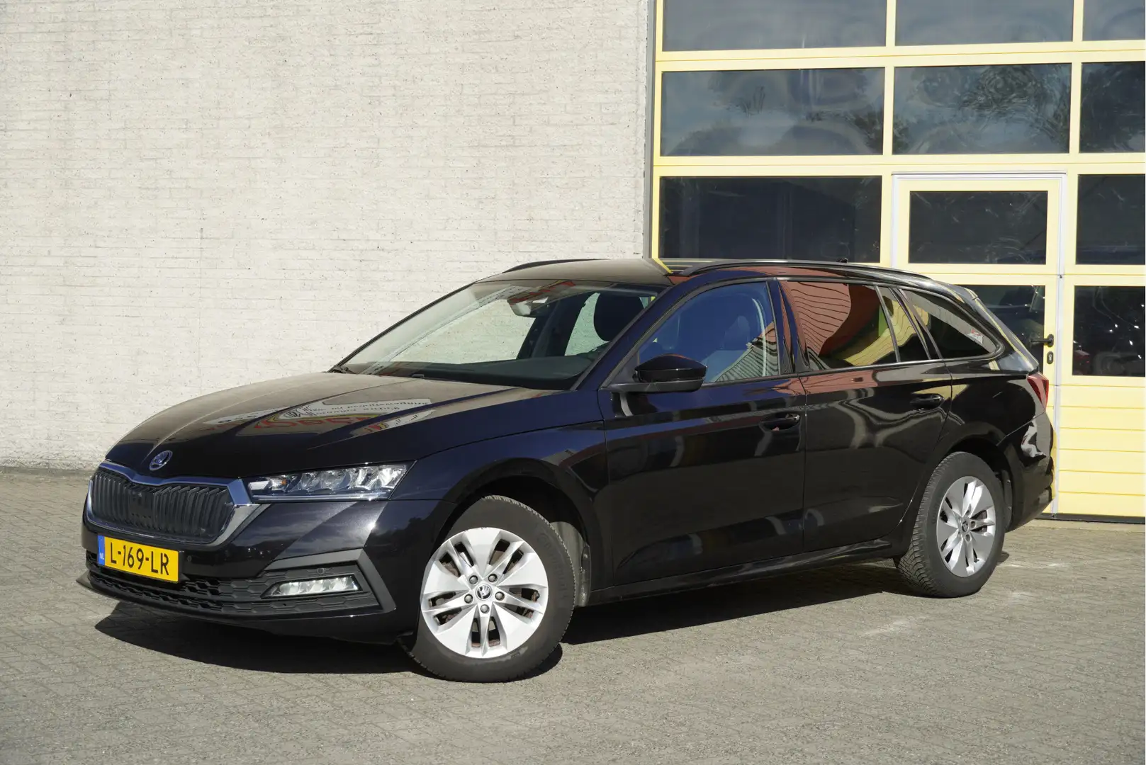Skoda Octavia Combi 1.0 TSI Business Edition BJ2021 Lmv 16" | Le Noir - 2