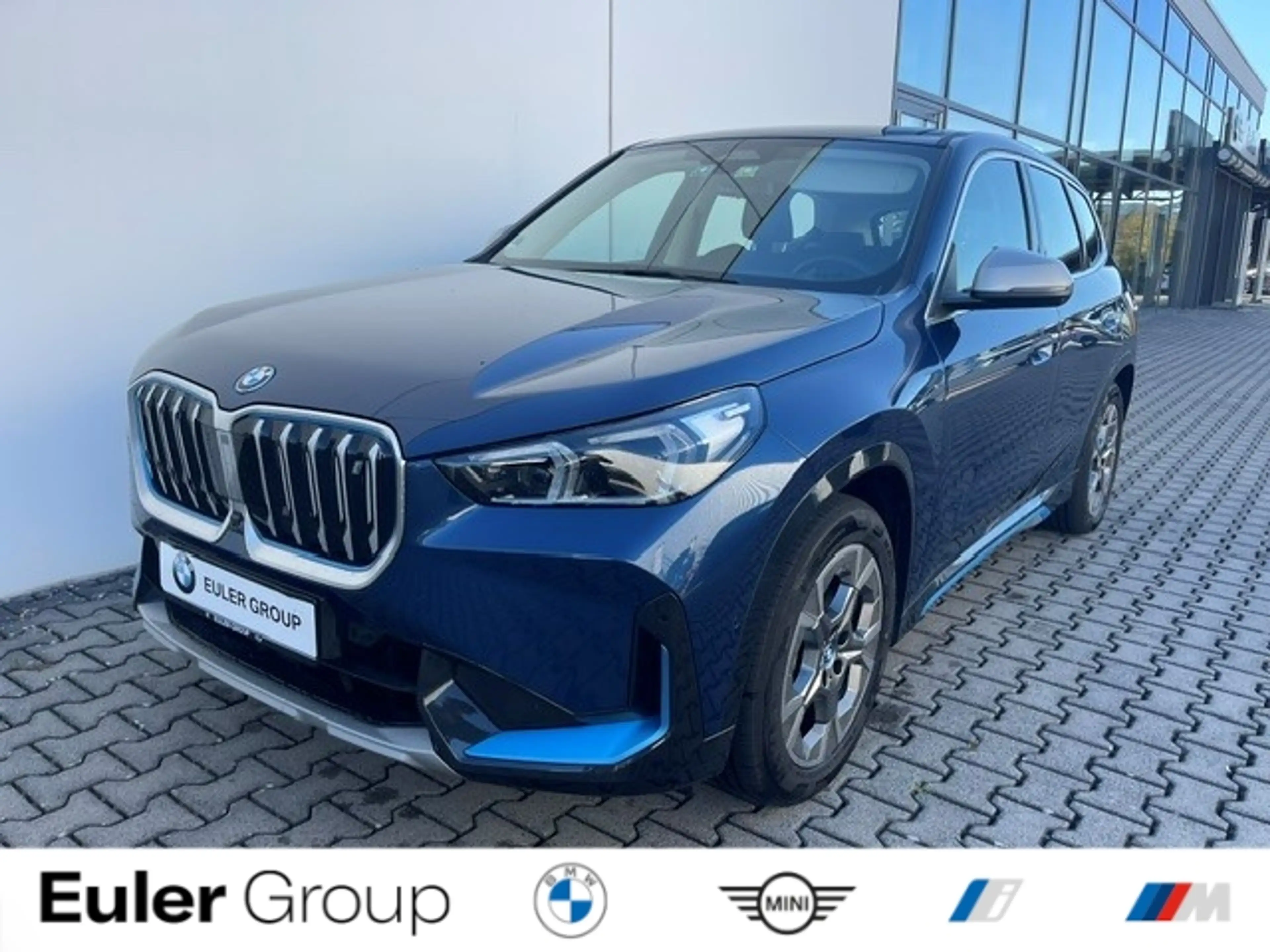 BMW iX1 xDrive 30 xLine HUD AD AHK-klappbar Navi Digitales