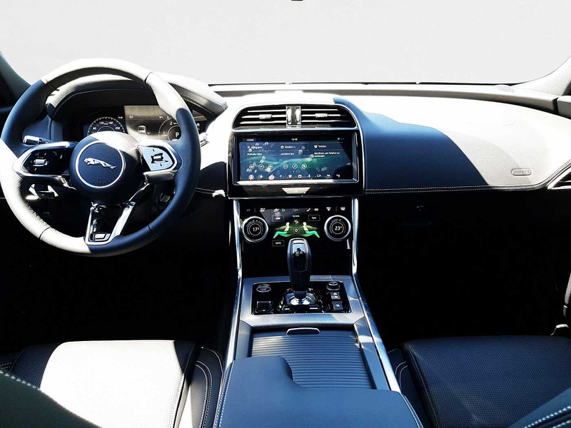 Jaguar XE D180 Aut. R-Dynamic SE — photo 4