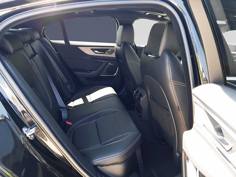 Jaguar XE D180 Aut. R-Dynamic SE — photo 5