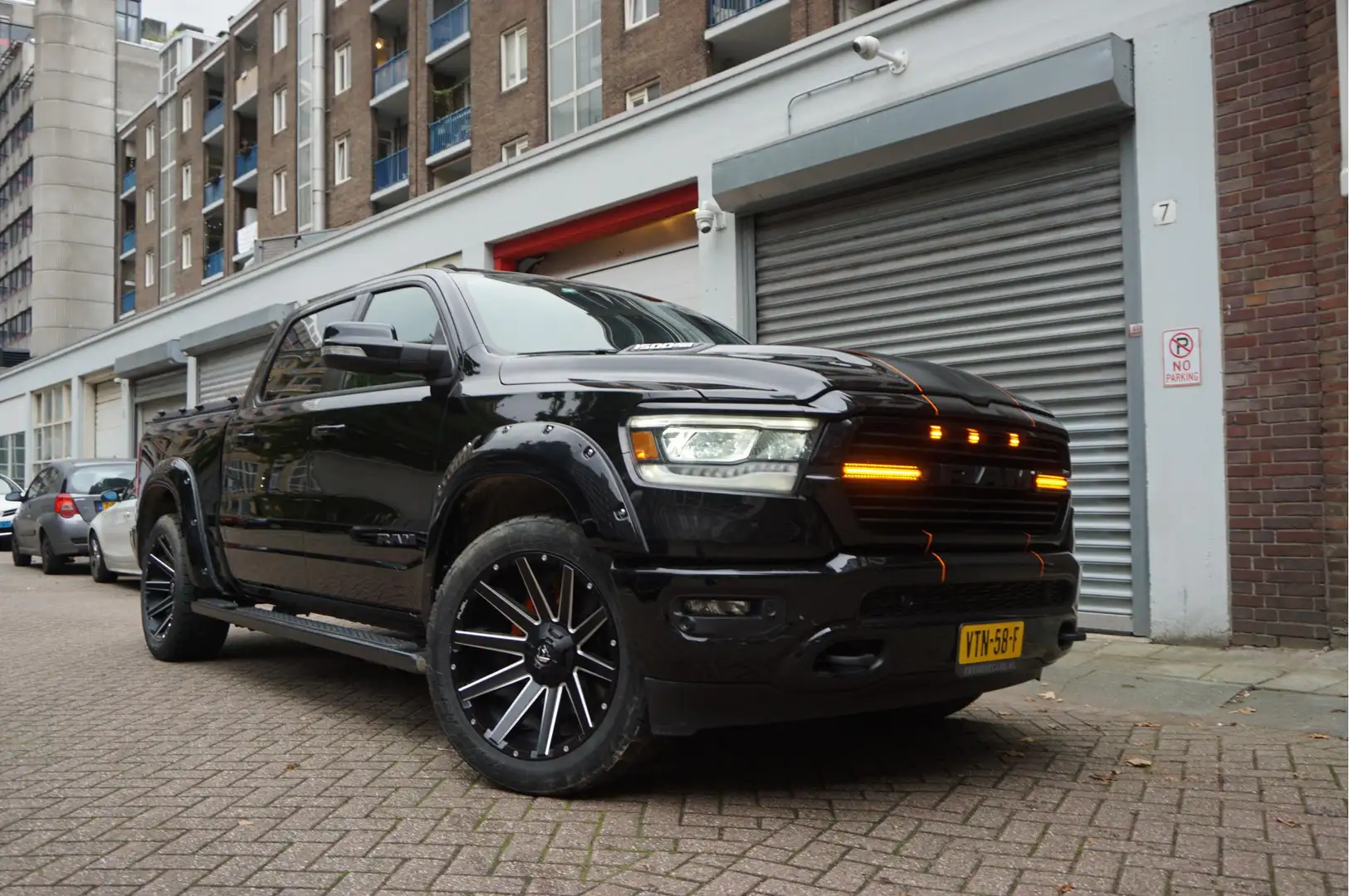 Dodge RAM 1500 5.7 V8 4x4 Crew Cab Laramie Sport | PANO | LP Zwart - 1