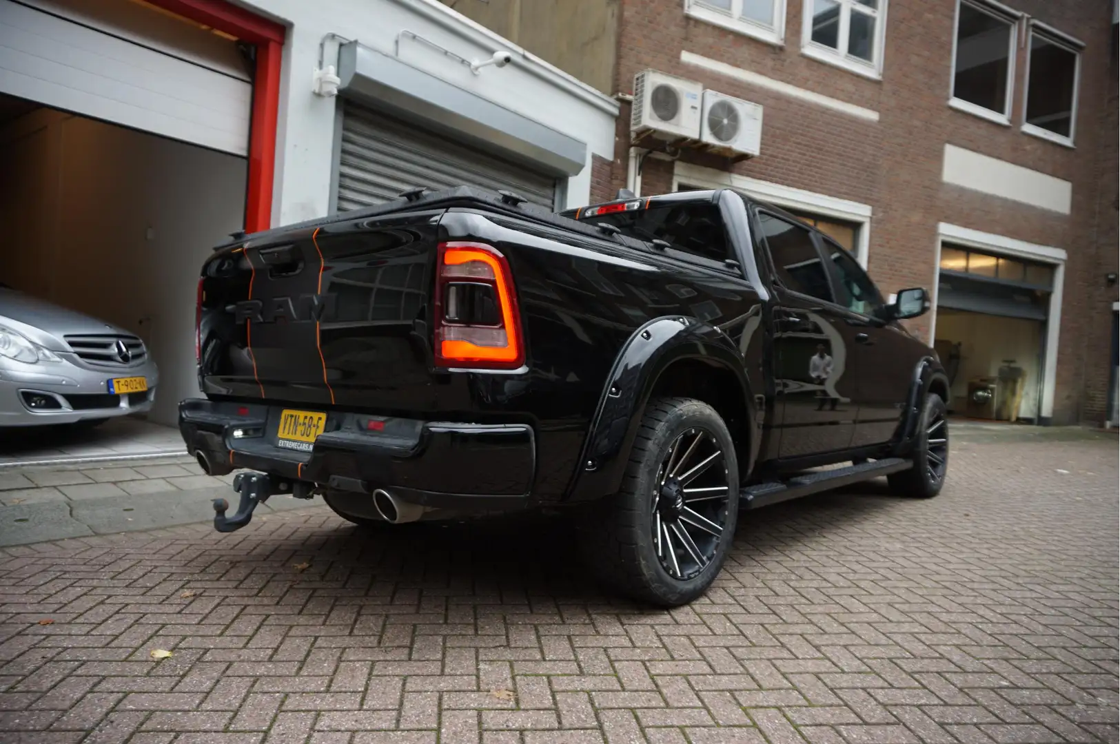 Dodge RAM 1500 5.7 V8 4x4 Crew Cab Laramie Sport | PANO | LP Zwart - 2