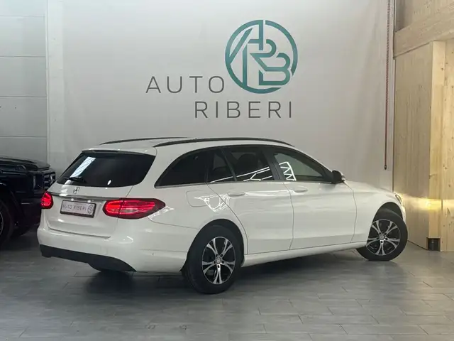 Mercedes-Benz 220 view 10